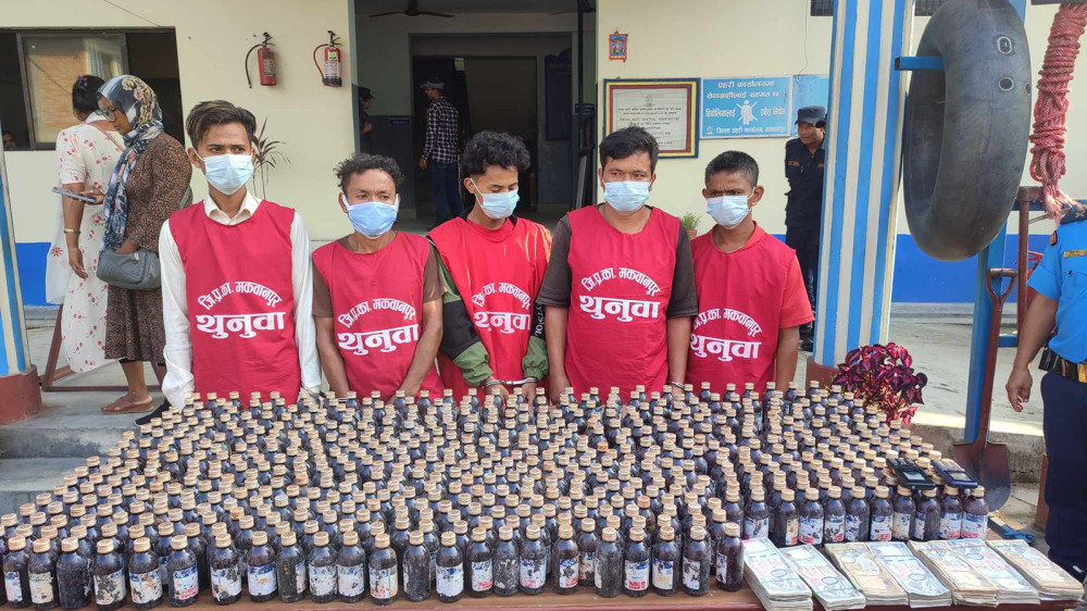 आठ लाख नगद र लागूऔषध सहित ५ जना पक्राउ