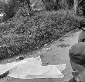 ट्रकको ठक्करबाट दुई बिथार्थीको मृत्यु, राजमार्ग अबरुद्ध