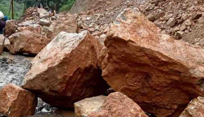 निरन्तरकाे वर्षाका कारण बाटो अवरुद्ध