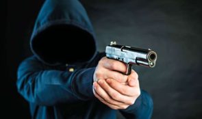 पेस्तोल देखाएर ५० लाख लुटपाट