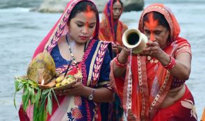 सूर्यको पूजा आराधना गरी आज छठ पर्व मनाइँदै