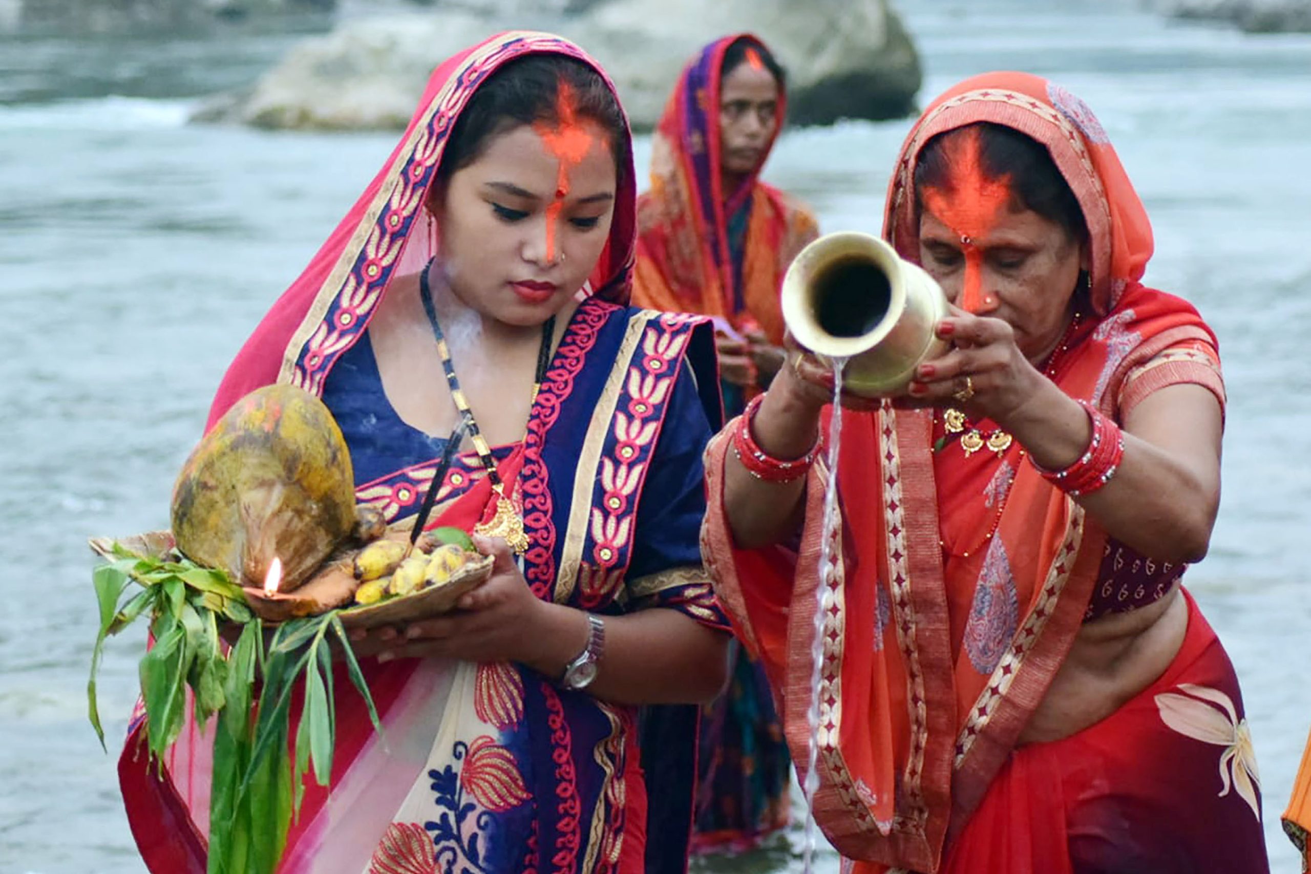 सूर्यको पूजा आराधना गरी आज छठ पर्व मनाइँदै