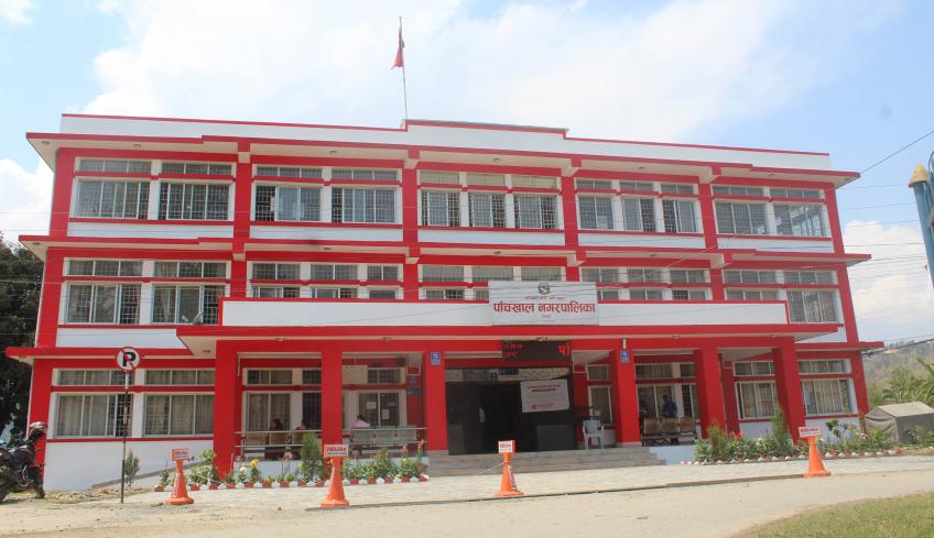 पाँचखाल नगरपालिकाले अनुदानमा पानी तान्ने मेशिन वितरण गर्दै