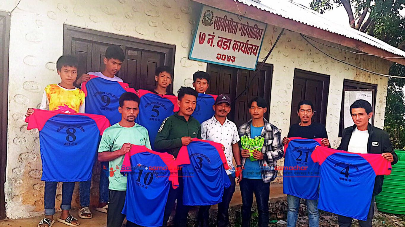 खेलाडीहरुलाई खेलकुद सामाग्री वितरण