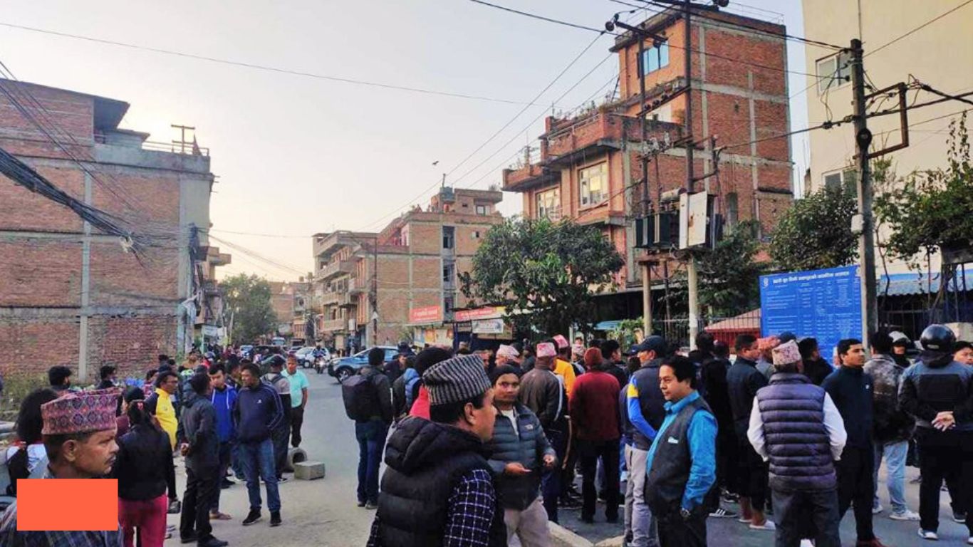 स्थानीयले गरे सडक अवरुद्ध