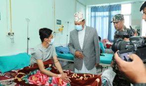 मन्त्री बस्नेत भूकम्पका घाइते भेट्न टिचिङ हस्पिटल पुगे
