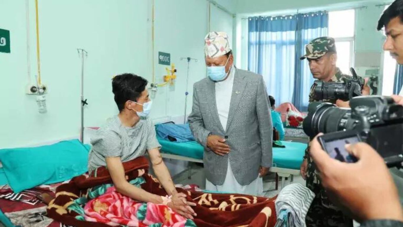 मन्त्री बस्नेत भूकम्पका घाइते भेट्न टिचिङ हस्पिटल पुगे
