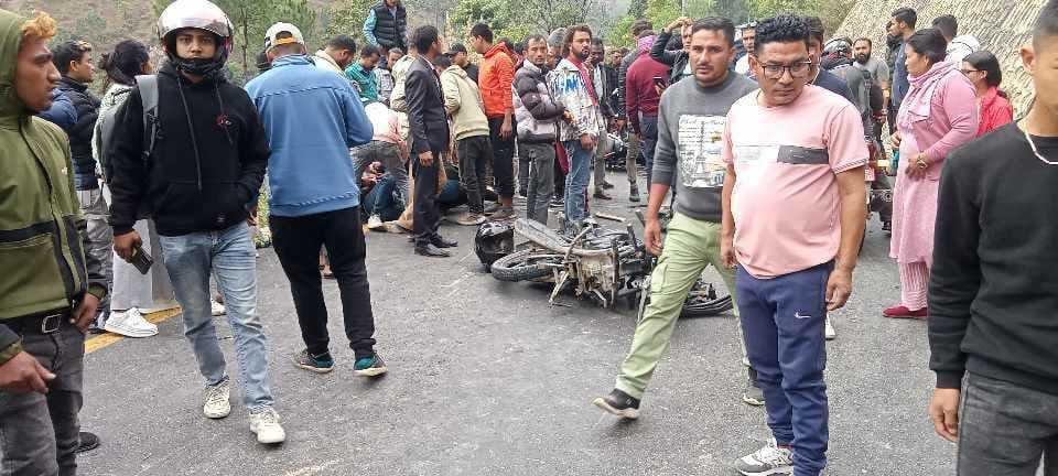 काभ्रेमा भयानक दुर्घटना : बोलेरोले ३ वटा मोटरसाइकललाई ठक्कर दिँदा ६ जना घाइते