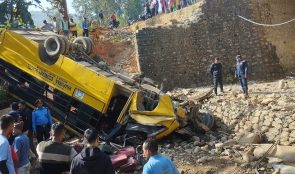बस दुर्घटना : तीन जनाको मृत्यु, १२ जना गम्भीर