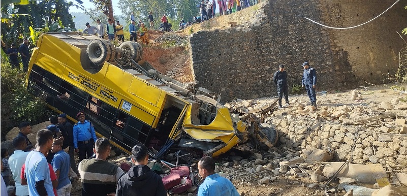 बस दुर्घटना : तीन जनाको मृत्यु, १२ जना गम्भीर
