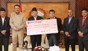भूकम्प प्रभावितका लागि प्रधानमन्त्रीलाई डेढ करोडको चेक हस्तान्तरण