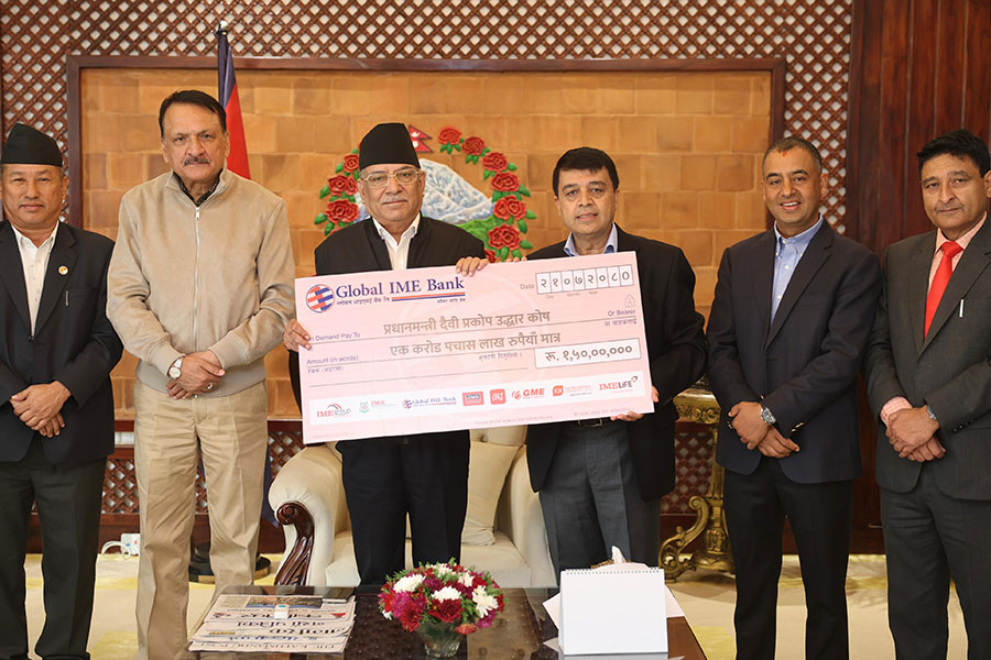भूकम्प प्रभावितका लागि प्रधानमन्त्रीलाई डेढ करोडको चेक हस्तान्तरण