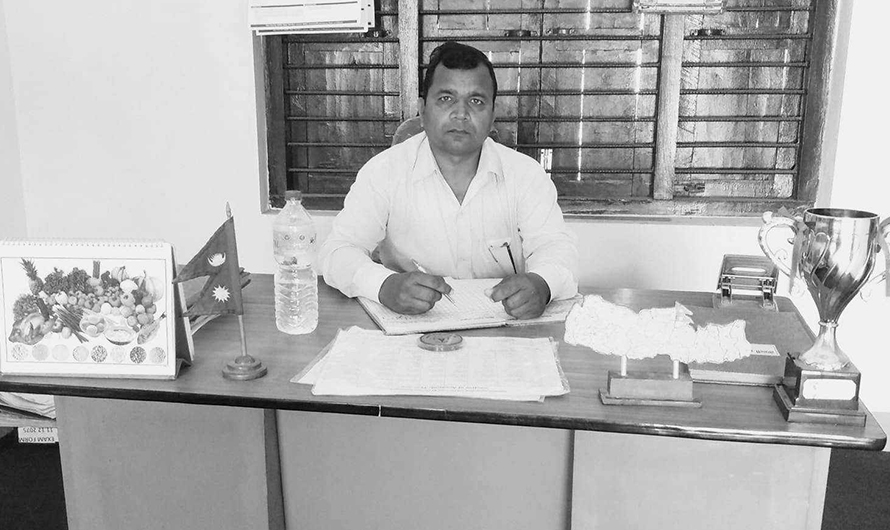 प्रधानाध्यापकद्वारा विद्यालयमै झुण्डिएर आत्महत्या