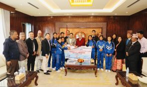 काभ्रेको जनक माविद्वारा देउसी भैलो खेलेर संकलित रकम प्रधानमन्त्रीलाई हस्तान्तरण