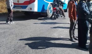 बसले मोटरसाइकल लाइ ठक्कर दिदा एक जना घाइते