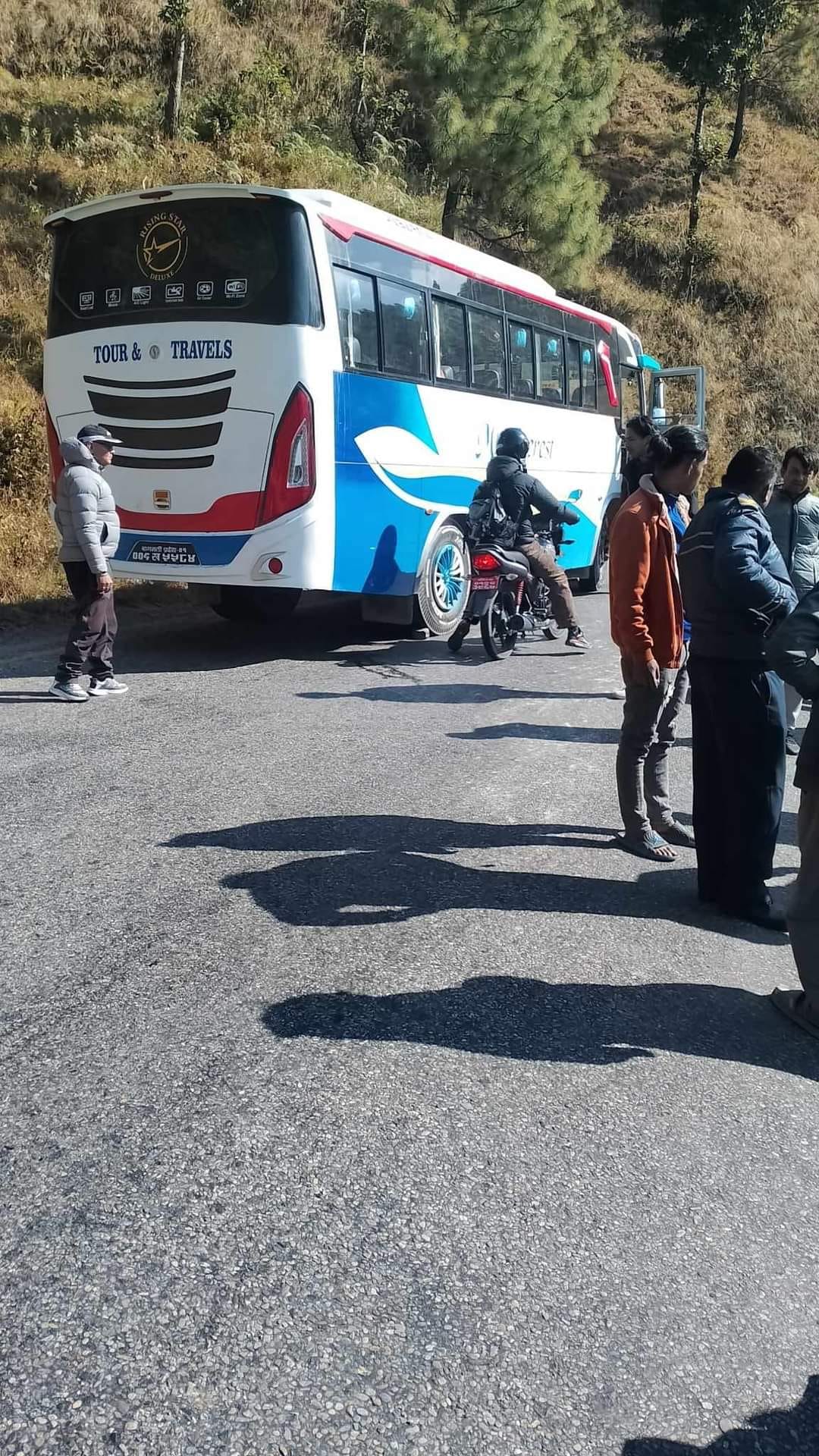 बसले मोटरसाइकल लाइ ठक्कर दिदा एक जना घाइते