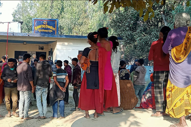 स्थानीय र प्रहरीबीच झडप, ३ जना घाइते