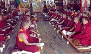 २०० लामाहरू शान्ति र अहिंसाको प्रार्थना गुफा बस्दै