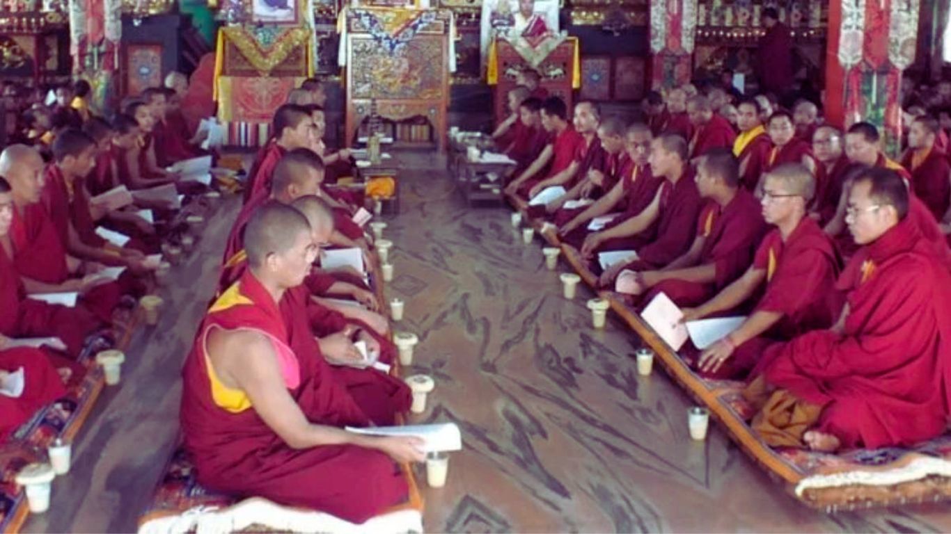 २०० लामाहरू शान्ति र अहिंसाको प्रार्थना गुफा बस्दै