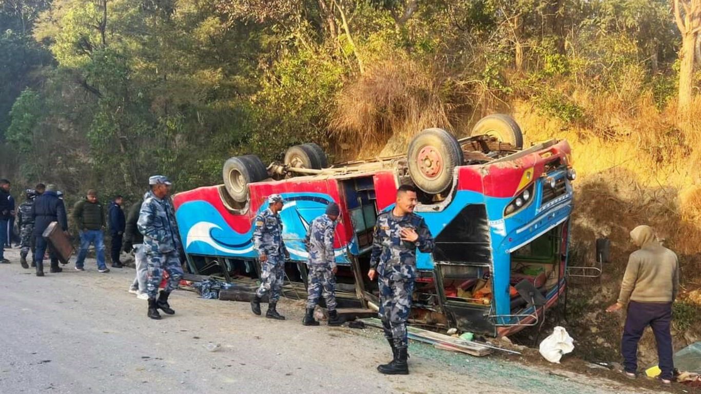बस दुर्घटना हुदा ३५ जना घाइते, ४ को अवस्था गम्भीर