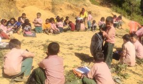 पुस्तकबिनै पढ्न बाध्य विद्यार्थीहरू