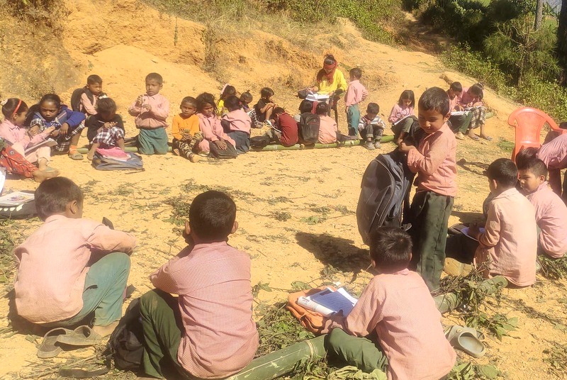 पुस्तकबिनै पढ्न बाध्य विद्यार्थीहरू