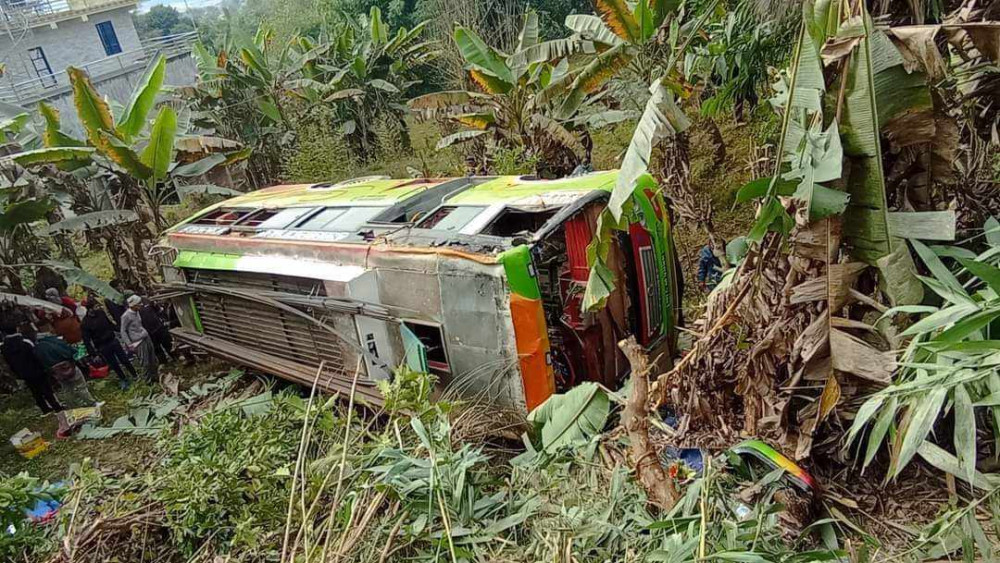 बस पल्टिँदा १५ जना घाइते