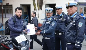१२ ओटा मोटरसाइकल र ३ ओटा स्कुटर ट्राफिक प्रहरीद्वारा धनीलाई हस्तान्तरण