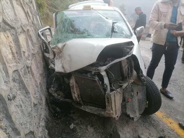 काभ्रेमा ट्याक्सी र कार ठोक्कियो, ११ जना घाइते