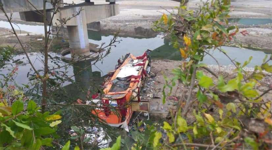 दाङ बस दुर्घटना : २ भारतीयसहित ८ जना मृतकको सनाखत