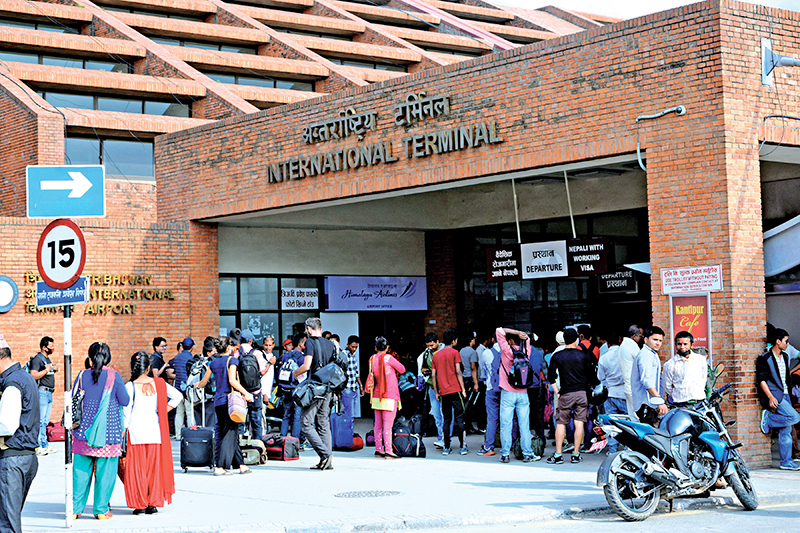 एक वर्षमा १६ लाखभन्दा बढी नेपालीले  छोडे देश