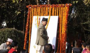 पृथ्वीनारायण शाहको तस्बिरमा माल्यार्पण गर्दै प्रधानमन्त्री