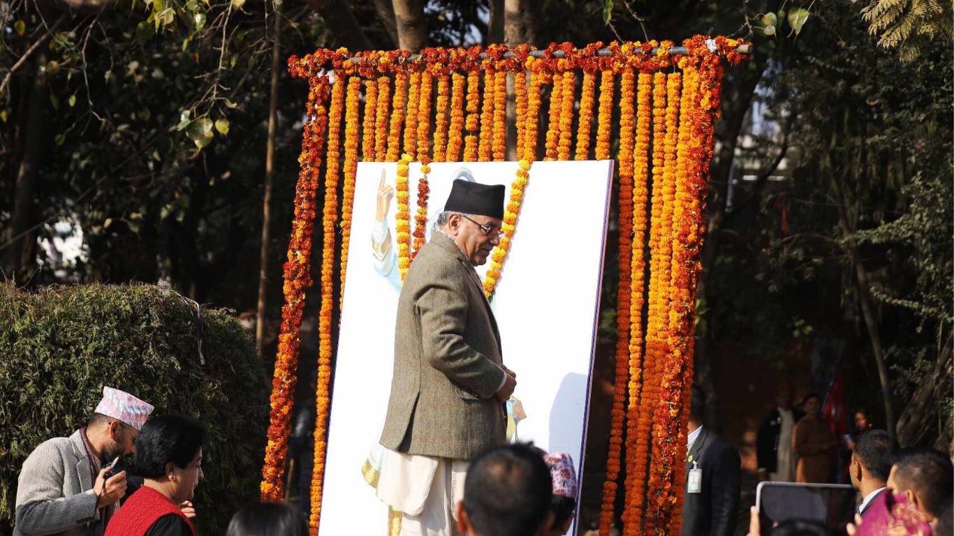 पृथ्वीनारायण शाहको तस्बिरमा माल्यार्पण गर्दै प्रधानमन्त्री