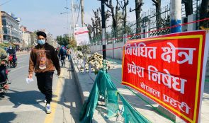 हटाइयो सिंहदरबार र बालुवाटारको फुटपाथमा टाँगेको डोरी