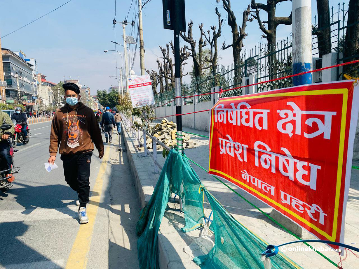 हटाइयो सिंहदरबार र बालुवाटारको फुटपाथमा टाँगेको डोरी
