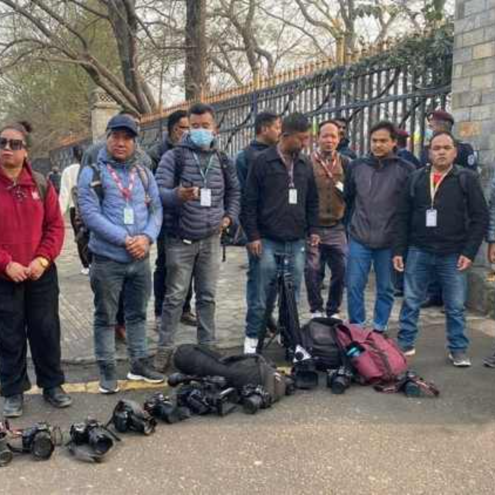 प्रजातन्त्र दिवसको समारोहमा प्रवेश नदिइएपछि पत्रकारले गरे क्यामेरा डाउन