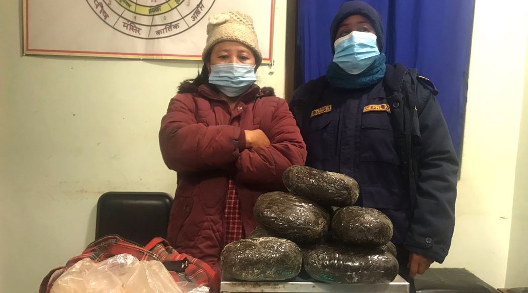 चार केजी चरेससहित महिला पक्राउ
