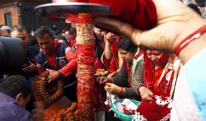 वसन्तपुरमा होली, चीर पूजा गर्नेको भीड