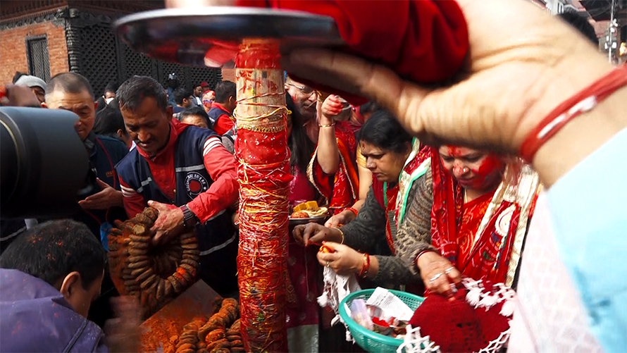 वसन्तपुरमा होली, चीर पूजा गर्नेको भीड