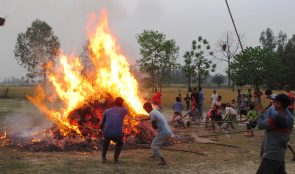 होलिका जलाएको खरानी लगाएर होली मनाउँदै  थारु समुदाय   