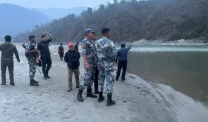 सुनकोशीमा बेपत्ता बालबालिका खोज्न सशस्त्र प्रहरीको गोताखोर परिचालन