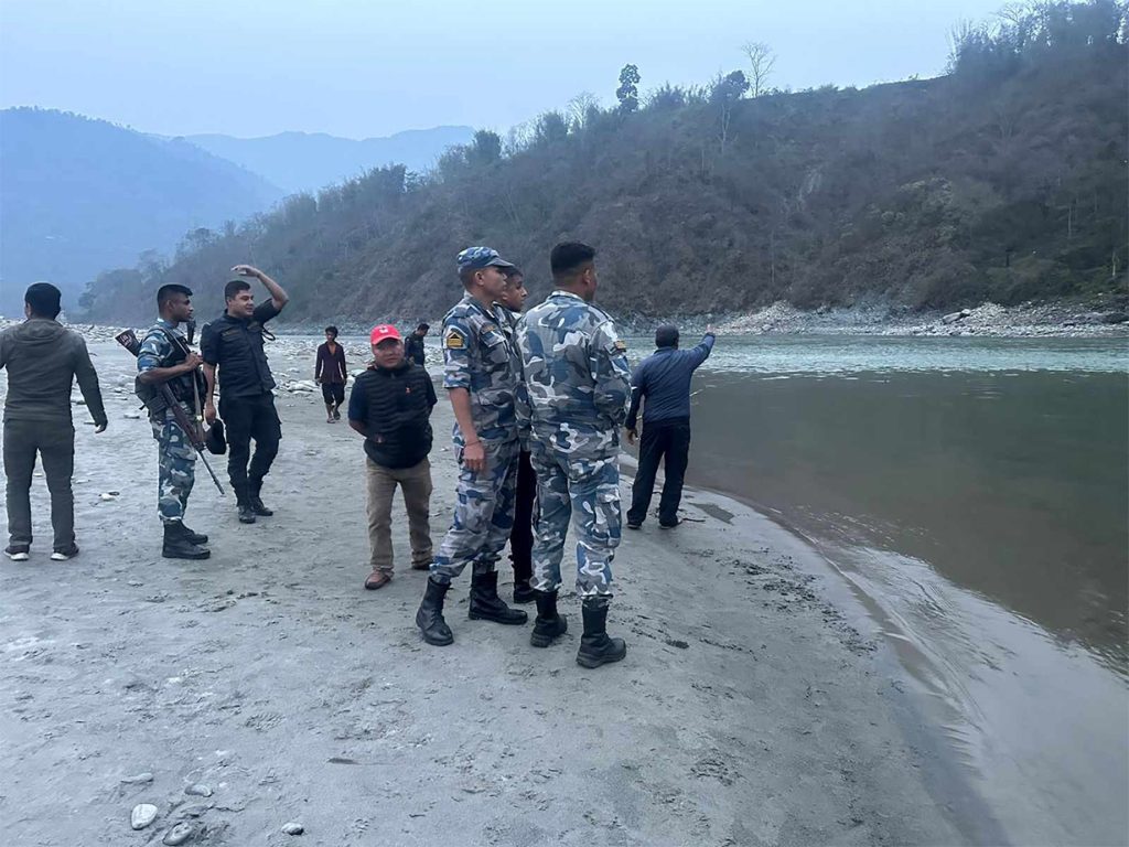सुनकोशीमा बेपत्ता बालबालिका खोज्न सशस्त्र प्रहरीको गोताखोर परिचालन