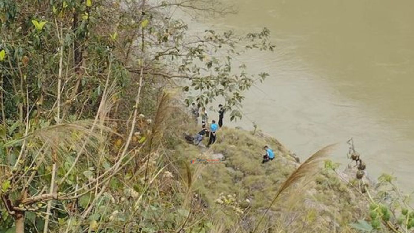 त्रिशूली नदीमा ट्याक्सी खस्दा ५ जनाको ज्यान गयो
