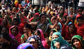 गीत गाउँदै मिटरब्याजपीडितहरू न्याय मार्चमा