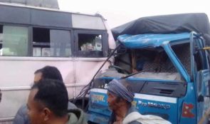सर्लाहीमा बस र ट्रक ठोक्किँदा कैयौं यात्रु घाइते