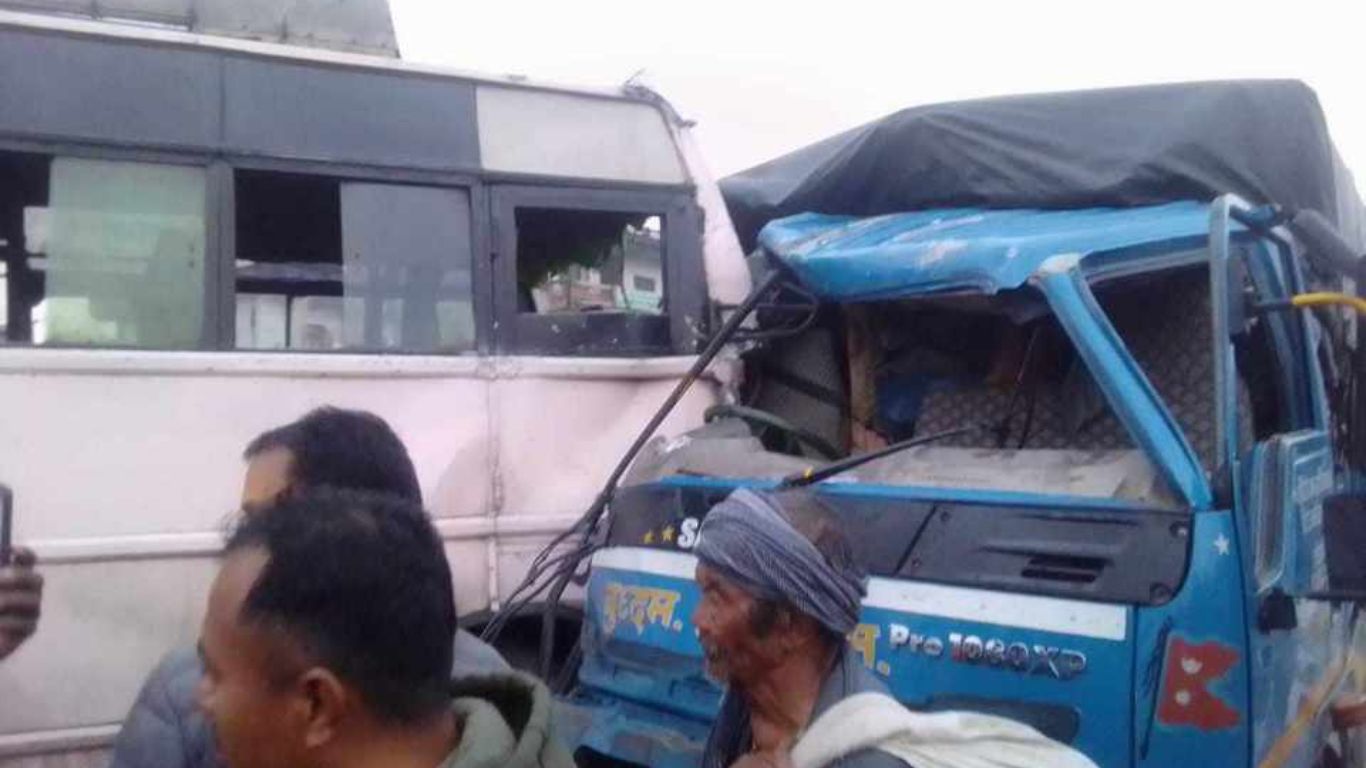सर्लाहीमा बस र ट्रक ठोक्किँदा कैयौं यात्रु घाइते