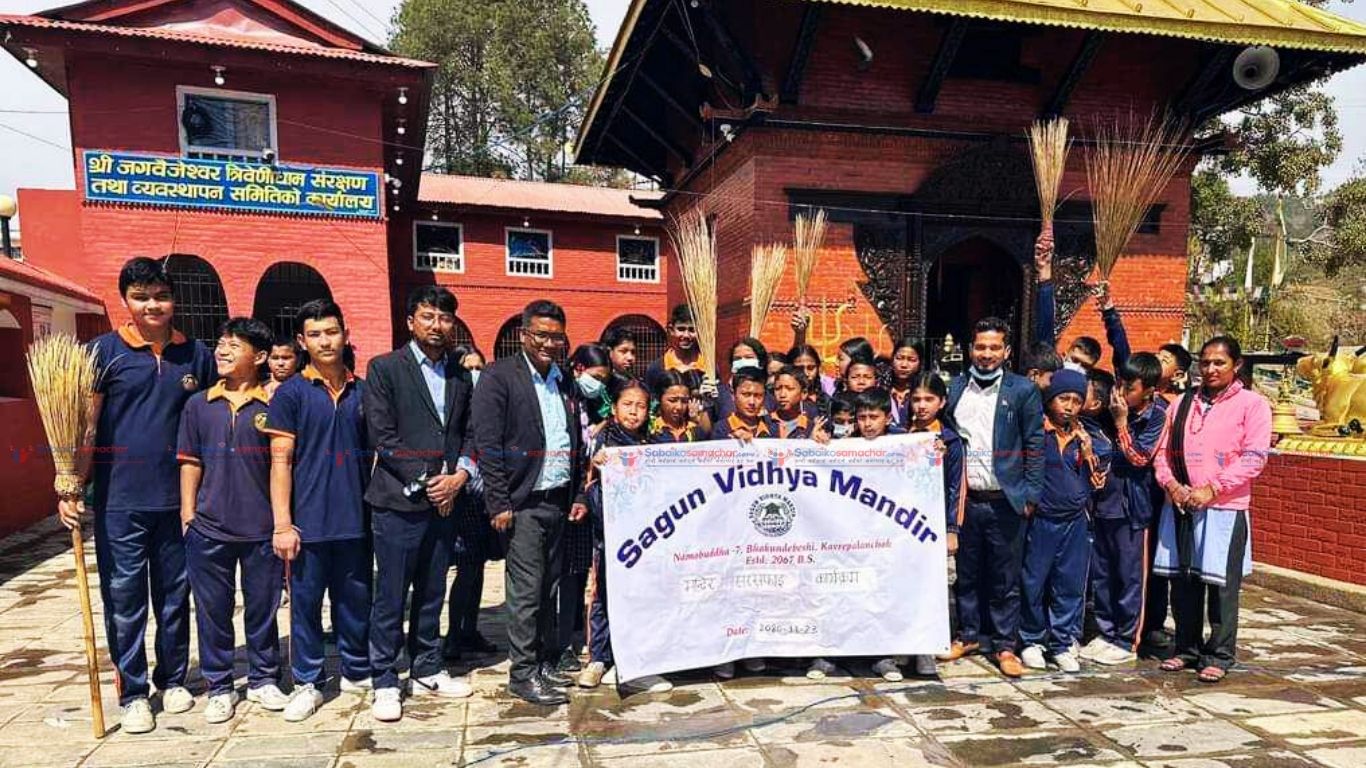 सगुन विद्या मन्दिरका शिक्षक र विद्यार्थीहरुले गरे मन्दिर सरसफाई