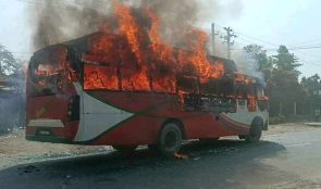 साइकल यात्रीलाई ठक्कर दिने बसमा आगजनी