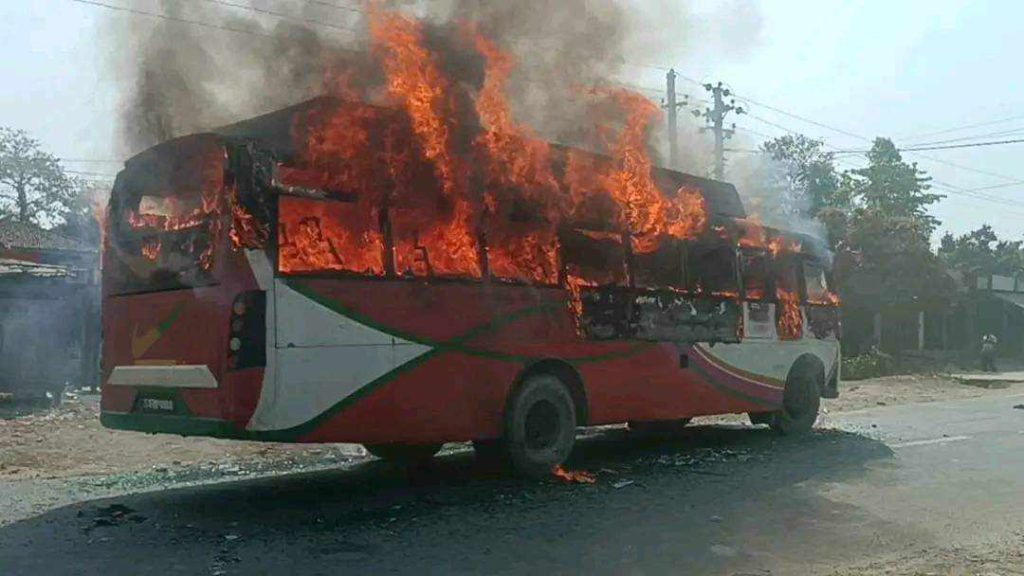 साइकल यात्रीलाई ठक्कर दिने बसमा आगजनी