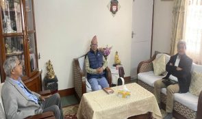 माधव नेपाललाई भेट्न  नेपाल निवास कोटेश्वर पुगे देउवा